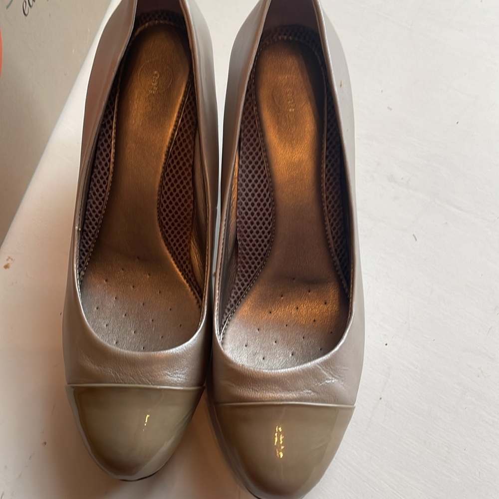 Easy Spirit 9 Wide Taupe Anti-Gravity 3” Heels - Picture 5 of 12